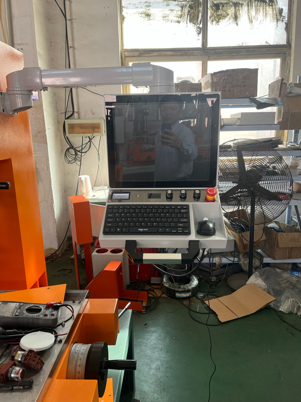 高端精密台湾正帮型350x450行程3轴伺服闭环17寸电脑频2